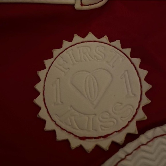 Red and white shoulder bag with adjustable strap
Brand is “first 101 kiss” - Picture 3 of 4